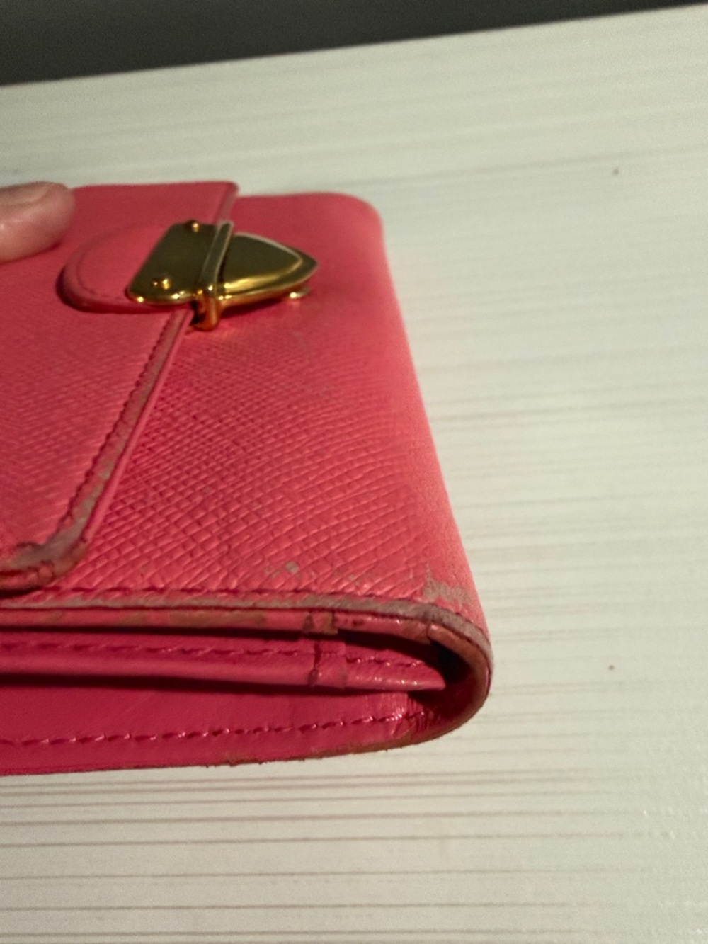 MCM pink wallet has rubbing on corners - Picture 6 of 9